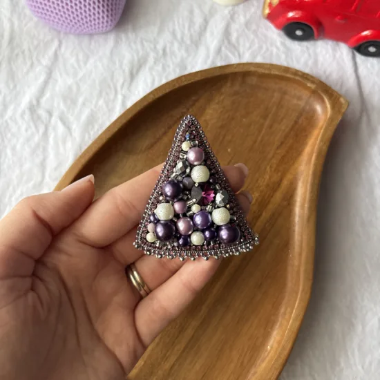 Broșă Brad Mov-alb