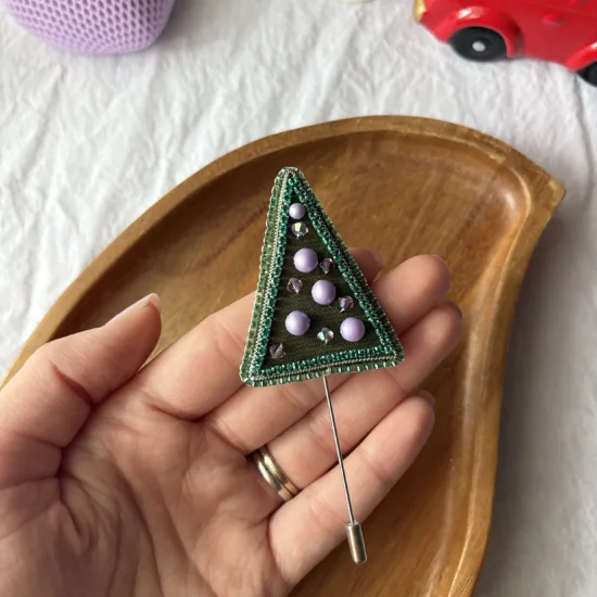 Broșă Brad verde-mov